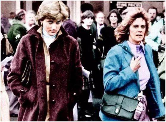 戴安娜穿裙子的视频,戴安娜王妃捡拐杖