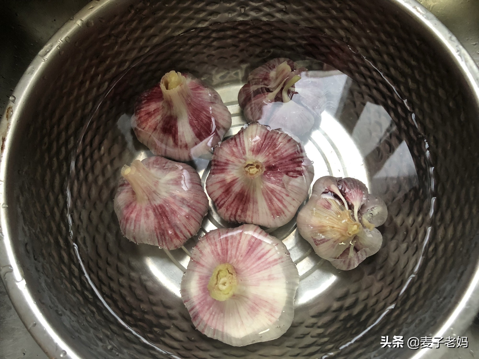 鲜蒜头这样腌一下，酸甜爽脆、生津开胃，放一年都不坏，夏日必备