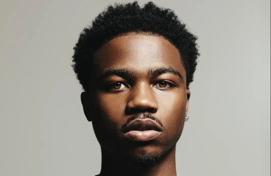 蕾哈娜同款文胸,维密大秀歌曲现场蕾哈娜