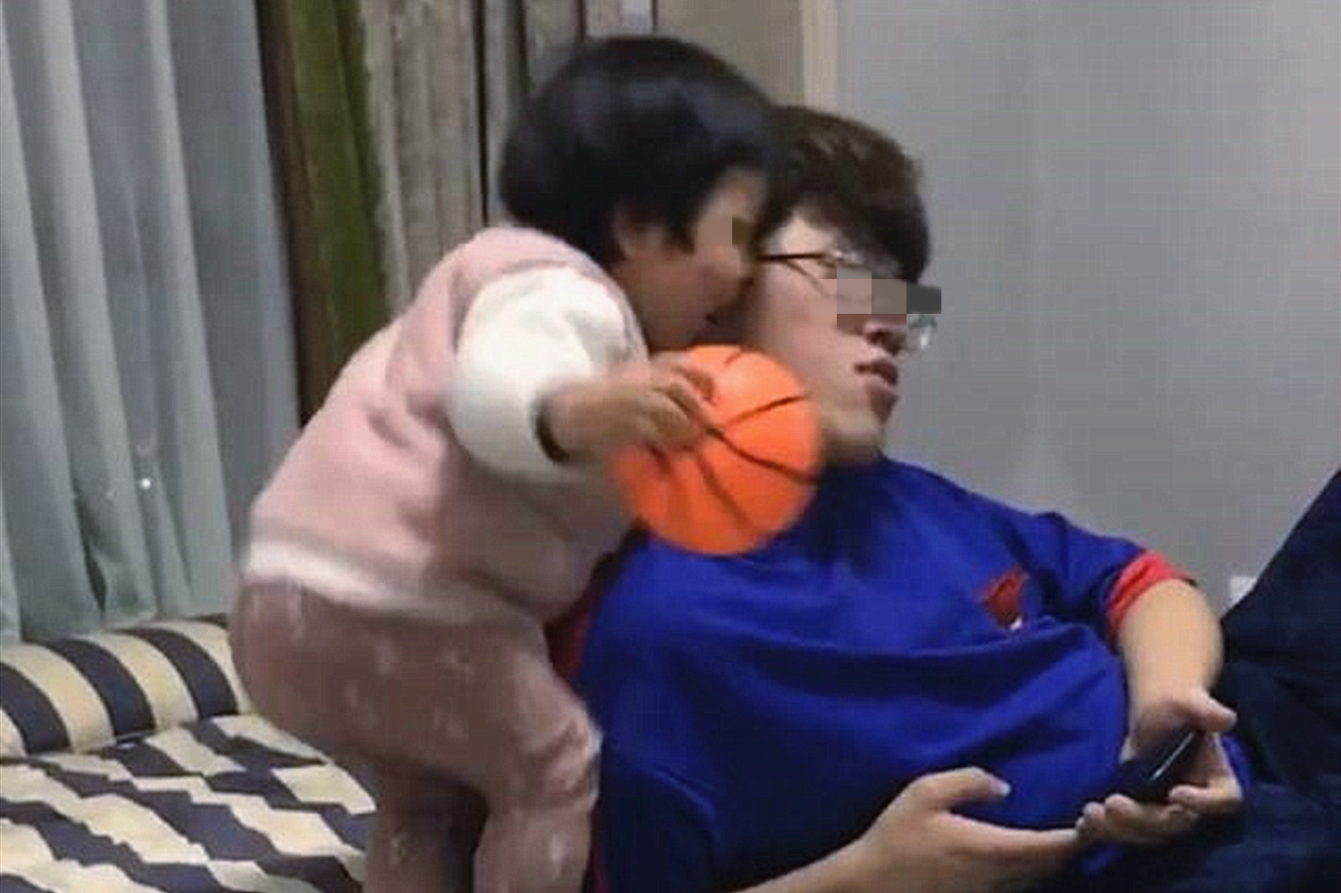 “妹妹咱矜持点”，二胎妹妹喜欢“偷亲”哥哥，网友：哥哥害羞了