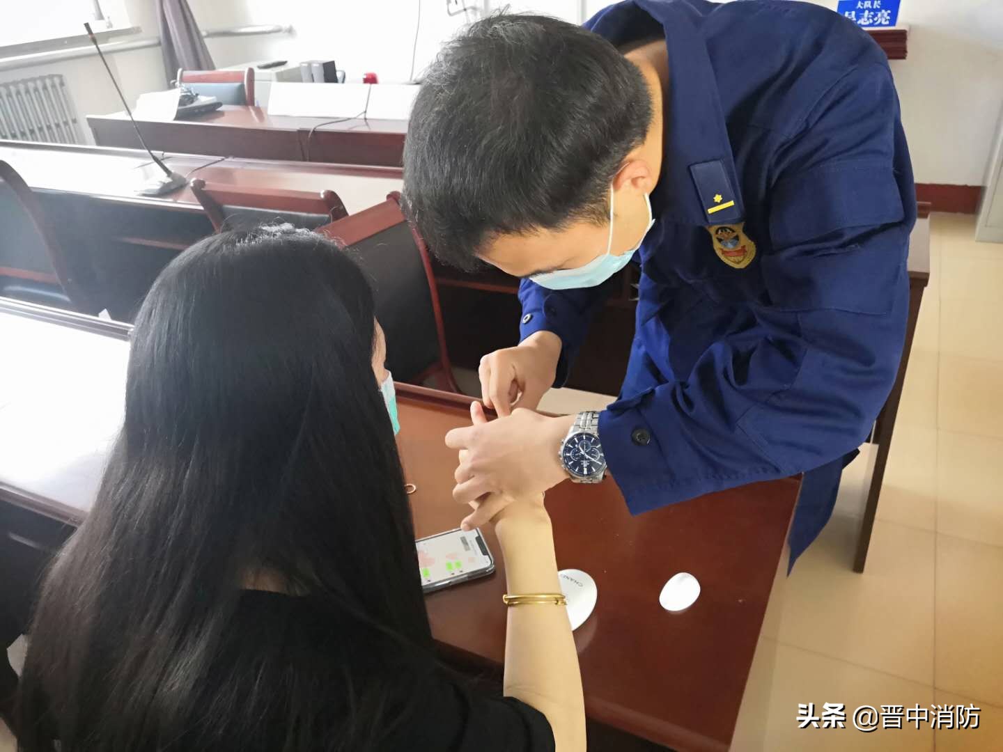 戒指卡手指消防员解救,消防员戒指卡手怎么解决