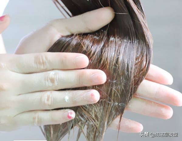 头发干枯毛躁是用发膜还是护发素,头发用了发膜比护发素更干