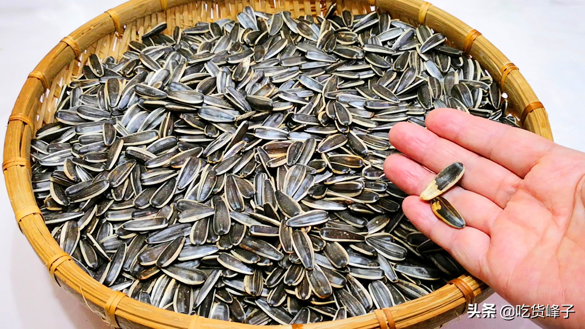 买瓜子哪个口味质量好,瓜子选原味的贵还是五香的贵