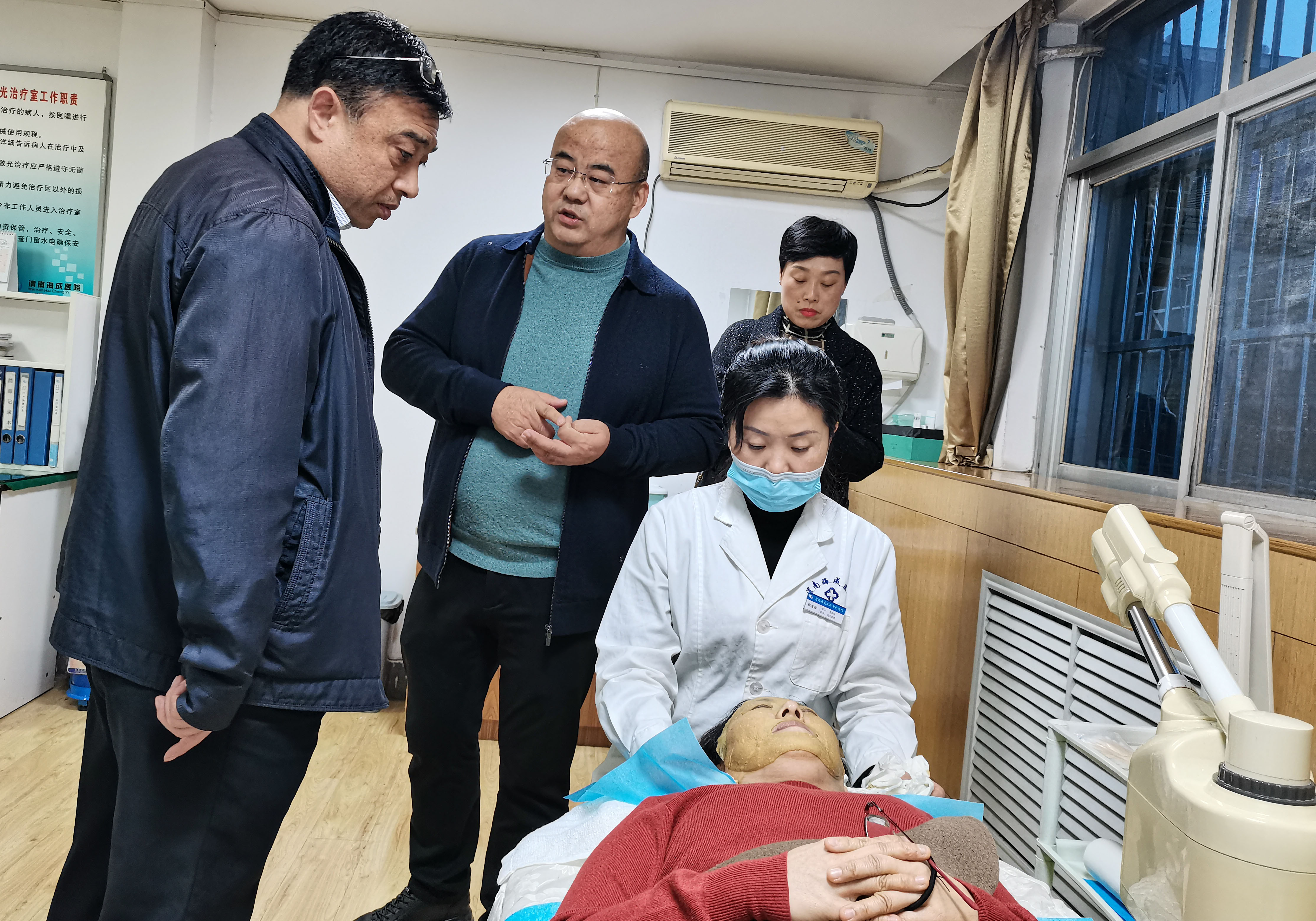渭南市卫健局副局长徐萌新莅临渭南海成皮肤专科医院调研指导工作