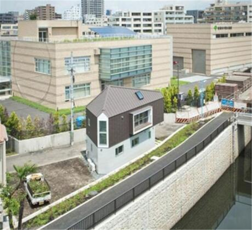小伙建了一个14层的地下室,两小伙在野外建豪华别墅