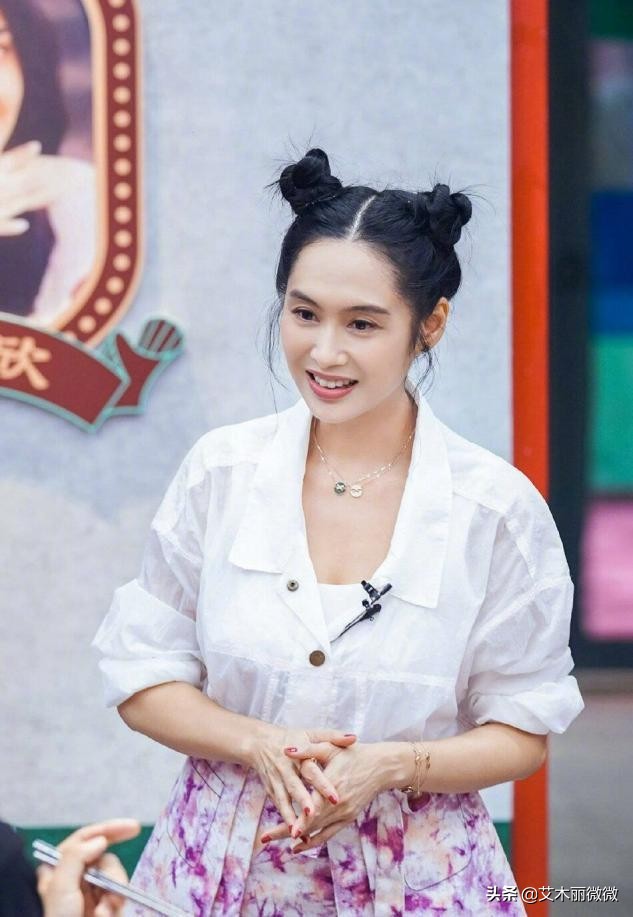 朱茵短发造型御姐范十足,朱茵穿黑色高垫肩流苏裙知性优雅