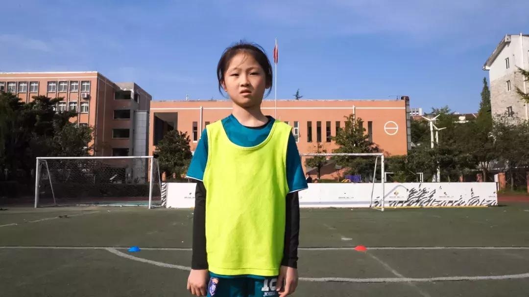 教成都学生热身操，热刺教练发现“球星潜力股”，想带回英国教！