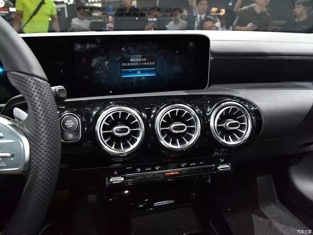 奔驰新款a级三厢车路试中,试驾奔驰新款三厢a级