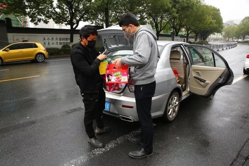 她是余杭一个微信群主光一个群就能卖30多万！近期更是卖疯！卖的啥？