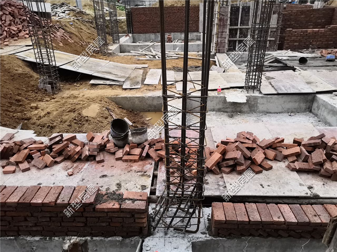 农村盖房歪了20公分怎么办,农村建房钢筋移位10公分怎么处理