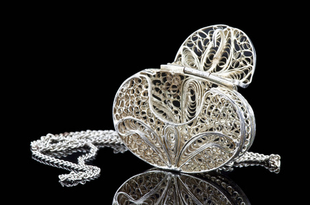 990银和925银哪个和铂金颜色更接近,990银和925银哪个值钱