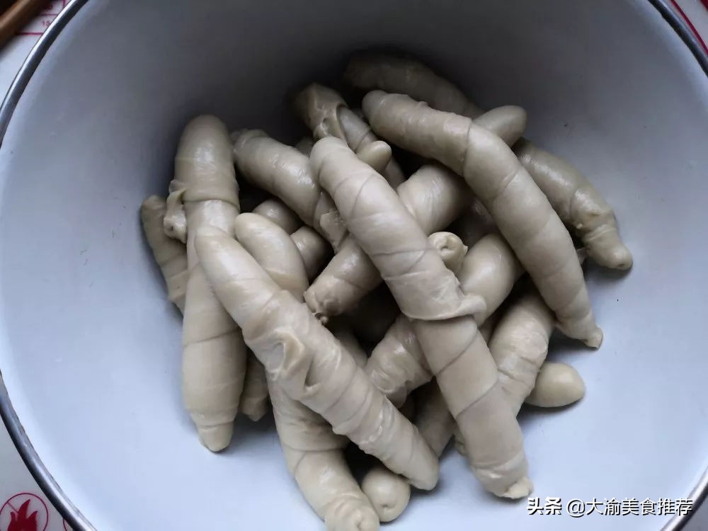 热门小吃摆摊烤面筋的做法,烤面筋也是很火爆的街边休闲小吃