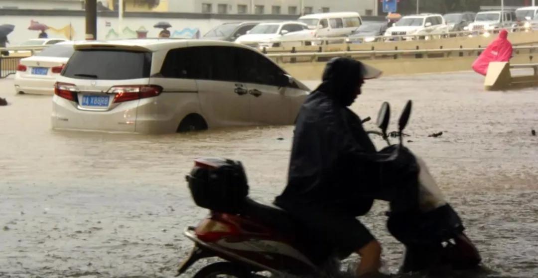 来姨妈淋暴雨淌水了怎么办,生理期被雨淋会怎样