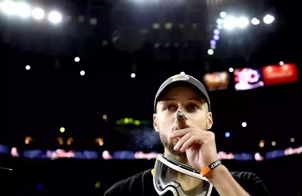 乖宝宝库里为何在夺冠后抽烟?原来,胜利雪茄的故事可大有来头