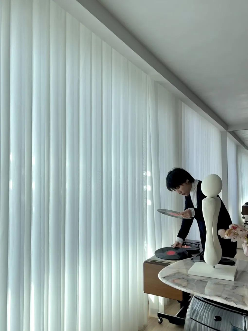 她从欧洲背回月球灯，“明明如月，何时可掇”，把家变成了艺术馆