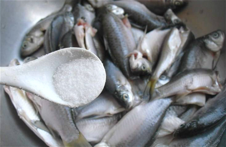 炸鱼油酥的调制方法,香酥小炸鱼面糊配方