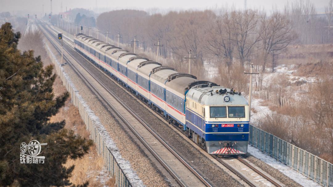 铁影车,东风11型内燃机车照片