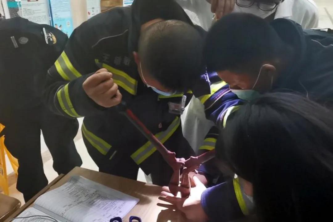 消防员执勤路上帮忙送病人,消防员在手术室做手术