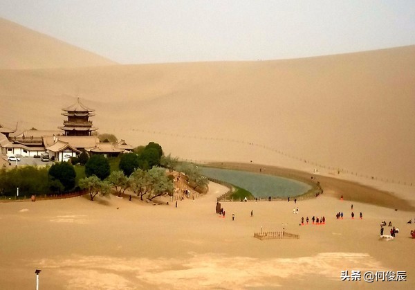 鸣沙山月牙泉堆满了游客,鸣沙山月牙泉景区