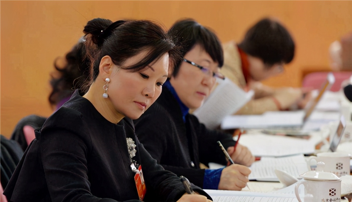 女洗碗工的崛起：在男人堆里缠斗了12年，如今账上躺着190亿