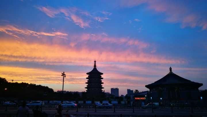 下了一天一夜的小雨,下了一天小雨傍晚居然出现了晚霞