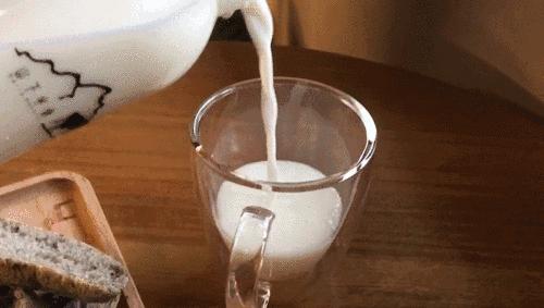 9岁小男孩吃炸鸡,男子吃炸鸡导致胸部发育