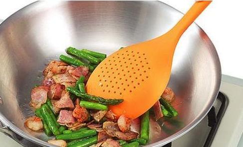 炒菜怎样放盐控制咸淡,炒菜太咸加什么会变淡