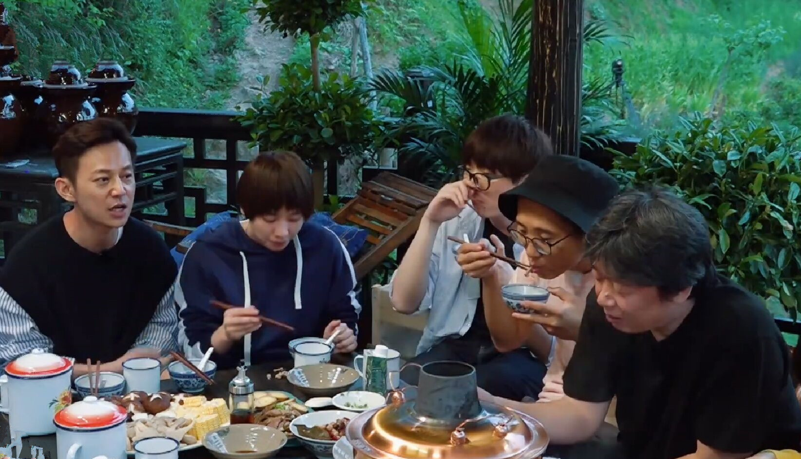 《向往的生活》迎来一位老牌歌手，他曾经靠一首歌赚了800万