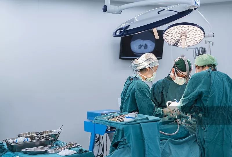 女子腹痛取出来的肿瘤,19岁女子腹痛就医取出一条虫