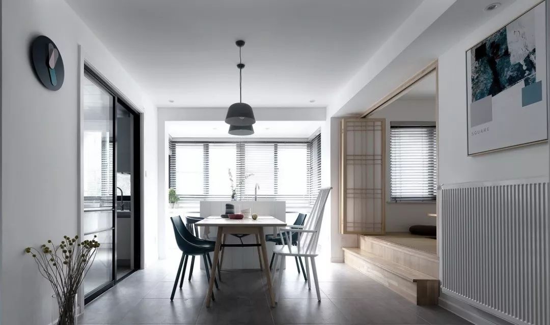 入户门正对洗漱台隔断,洗漱台正对过道