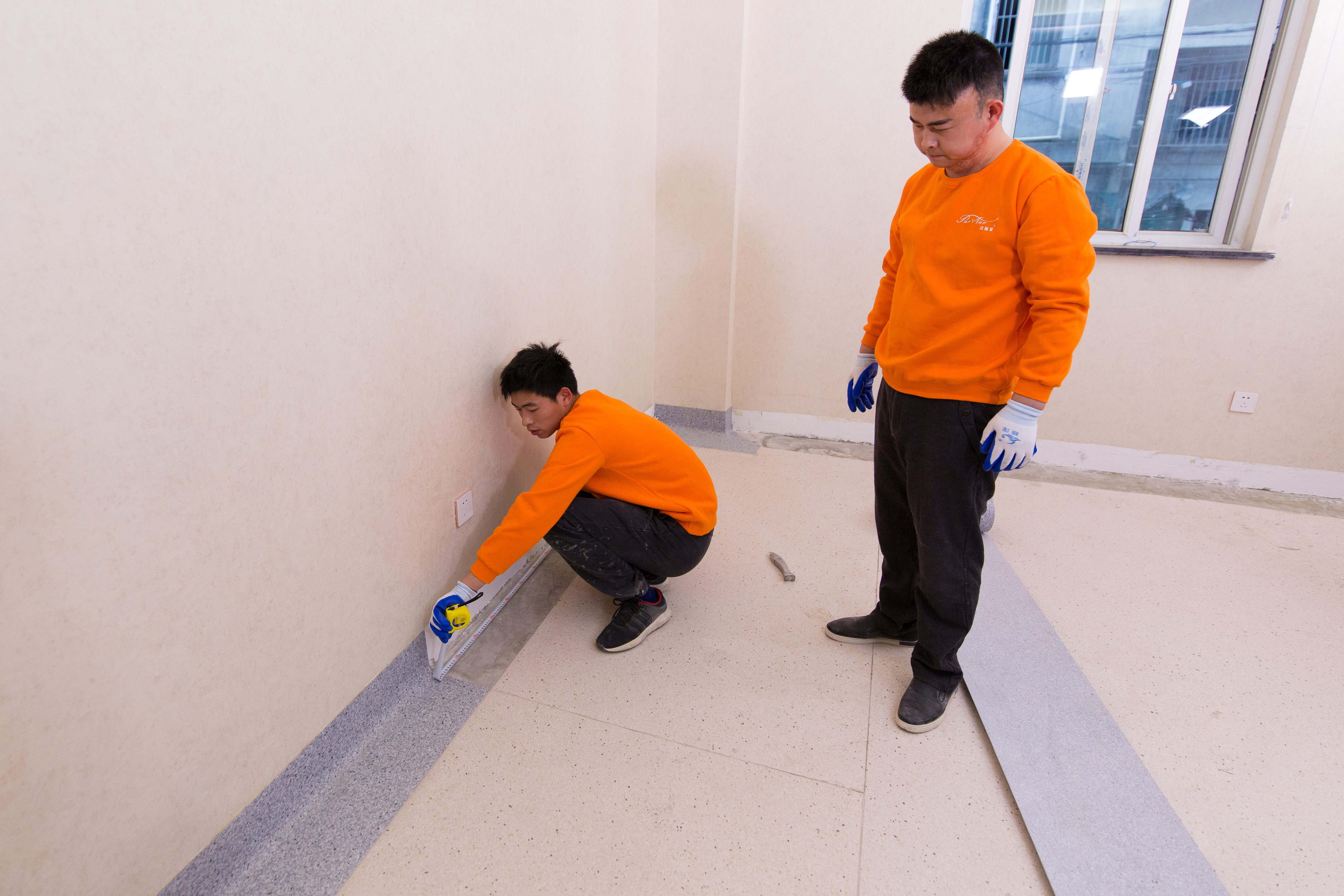 pvc自粘地板安装视频,pvc锁扣木纹地板安装视频