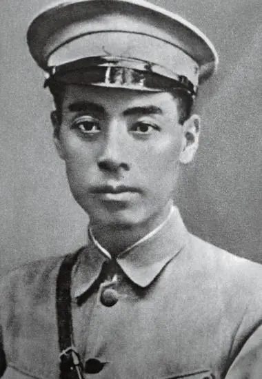 周恩来曾被国民政府授予中将军衔，却为何享受上将待遇