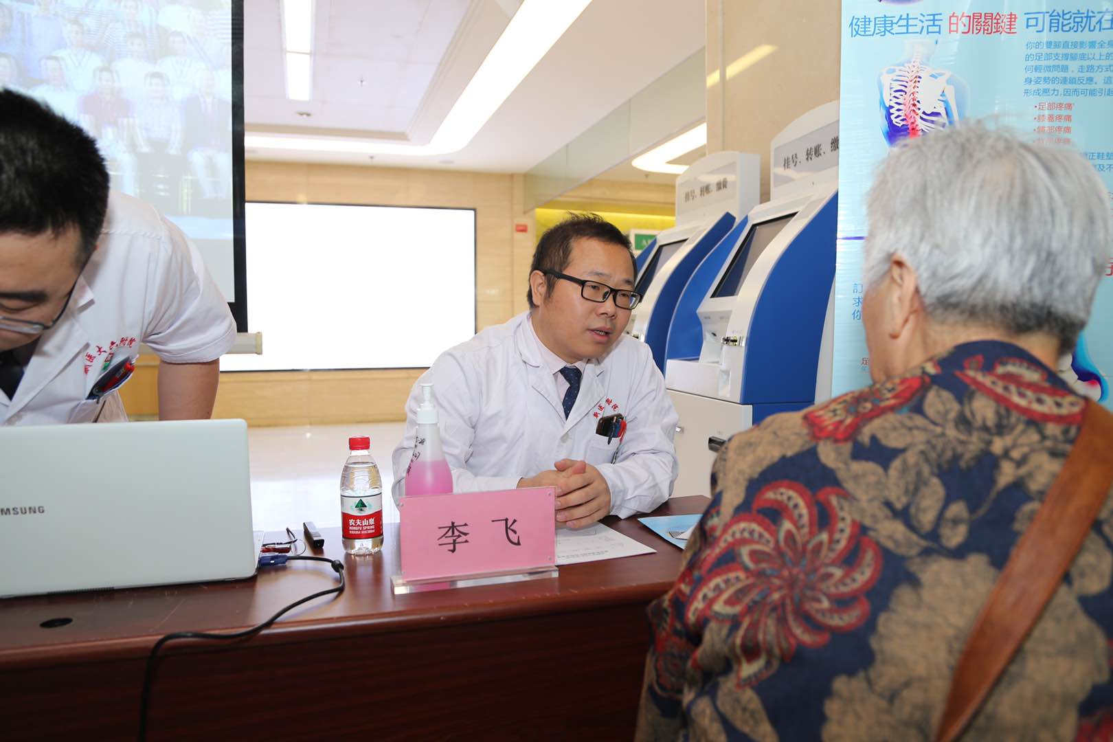 崴脚后六种情况应尽快就医,崴脚没人照顾