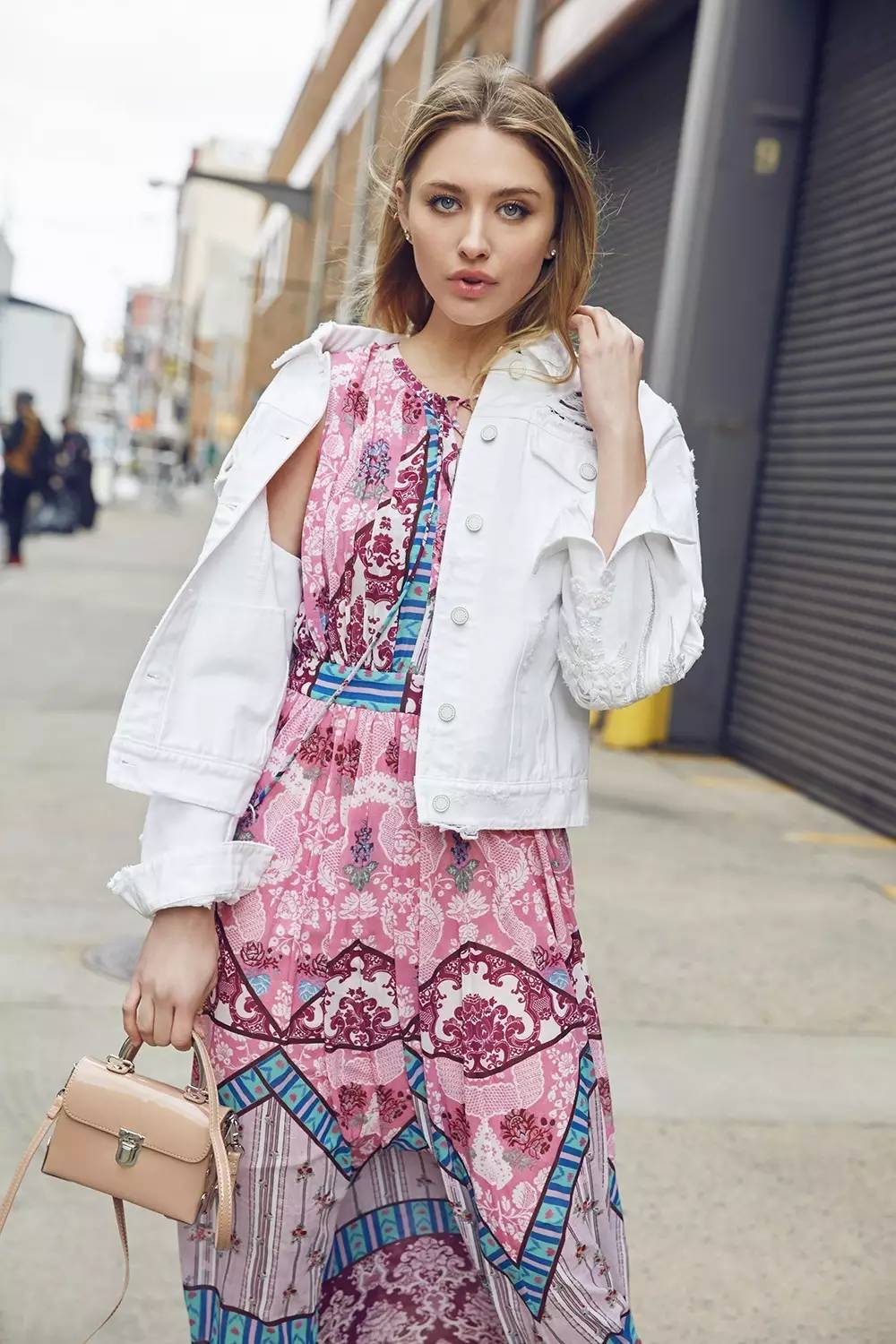 它们是街拍中永不落伍的存在也是你衣柜的救星