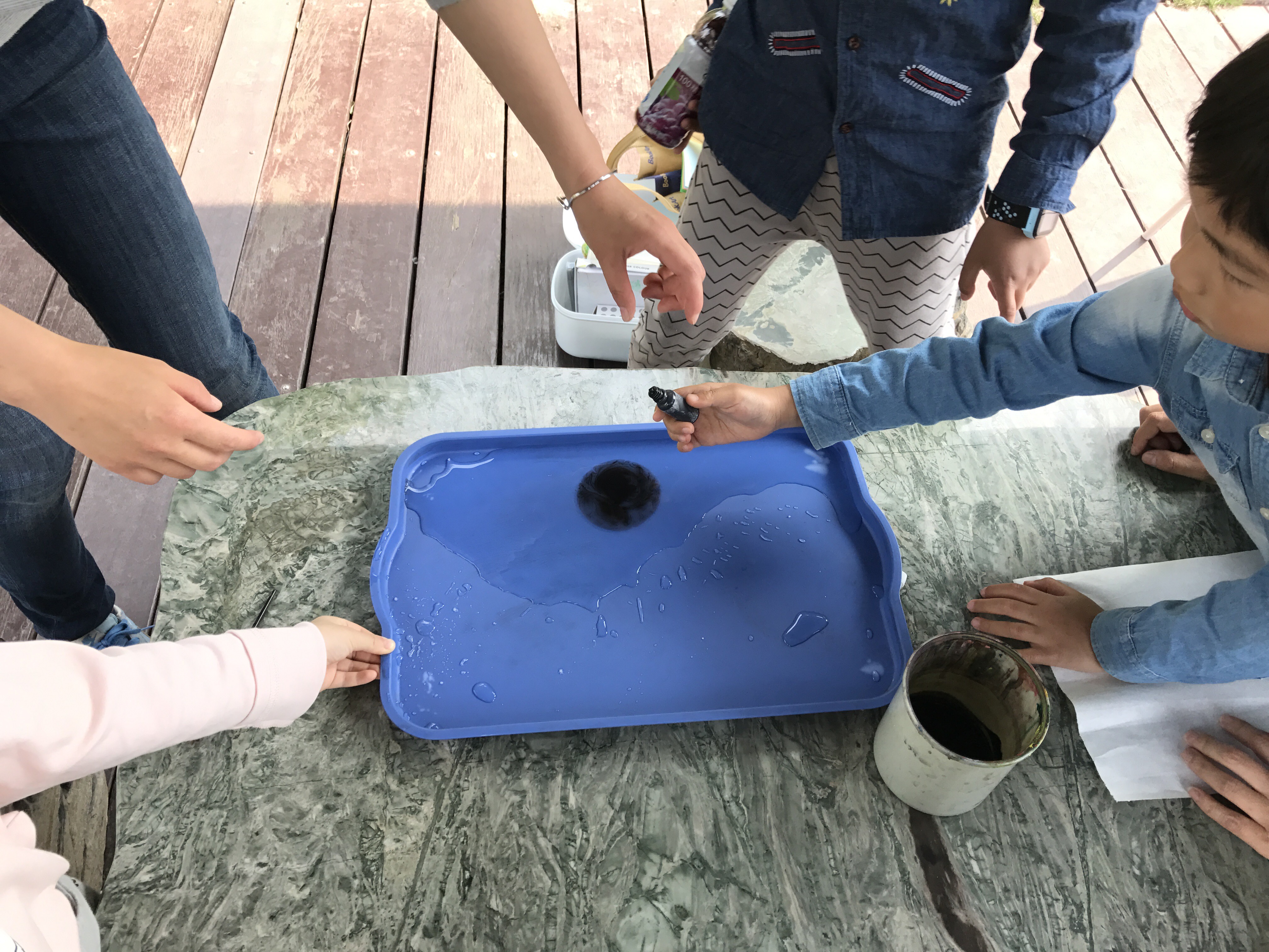 手上沾到墨水怎么快速清除,手沾到墨水了怎么洗掉