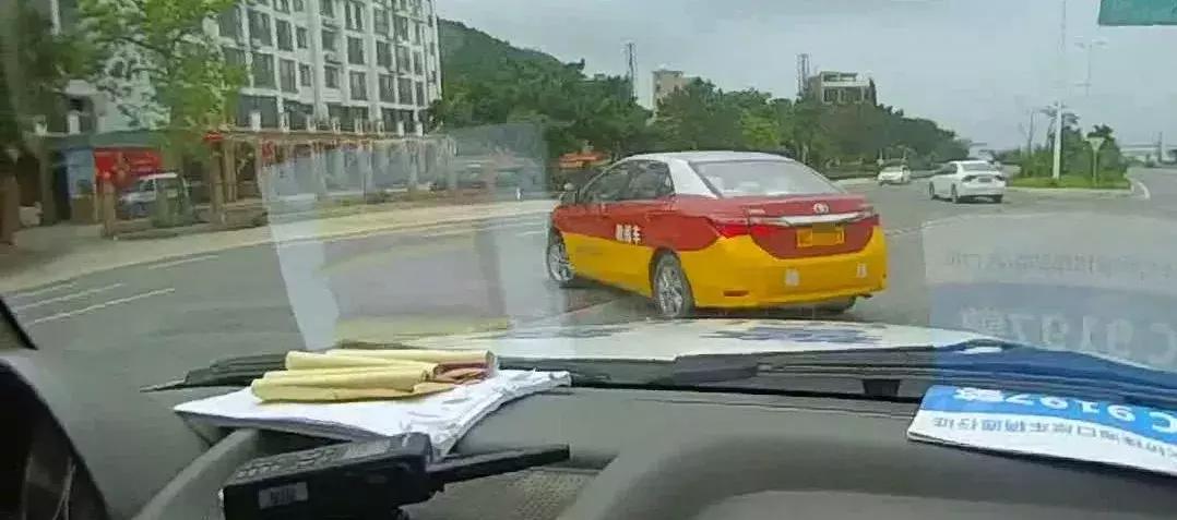 金湾教练车行驶怪异，龟速、弧线掉头，被交警盯上！