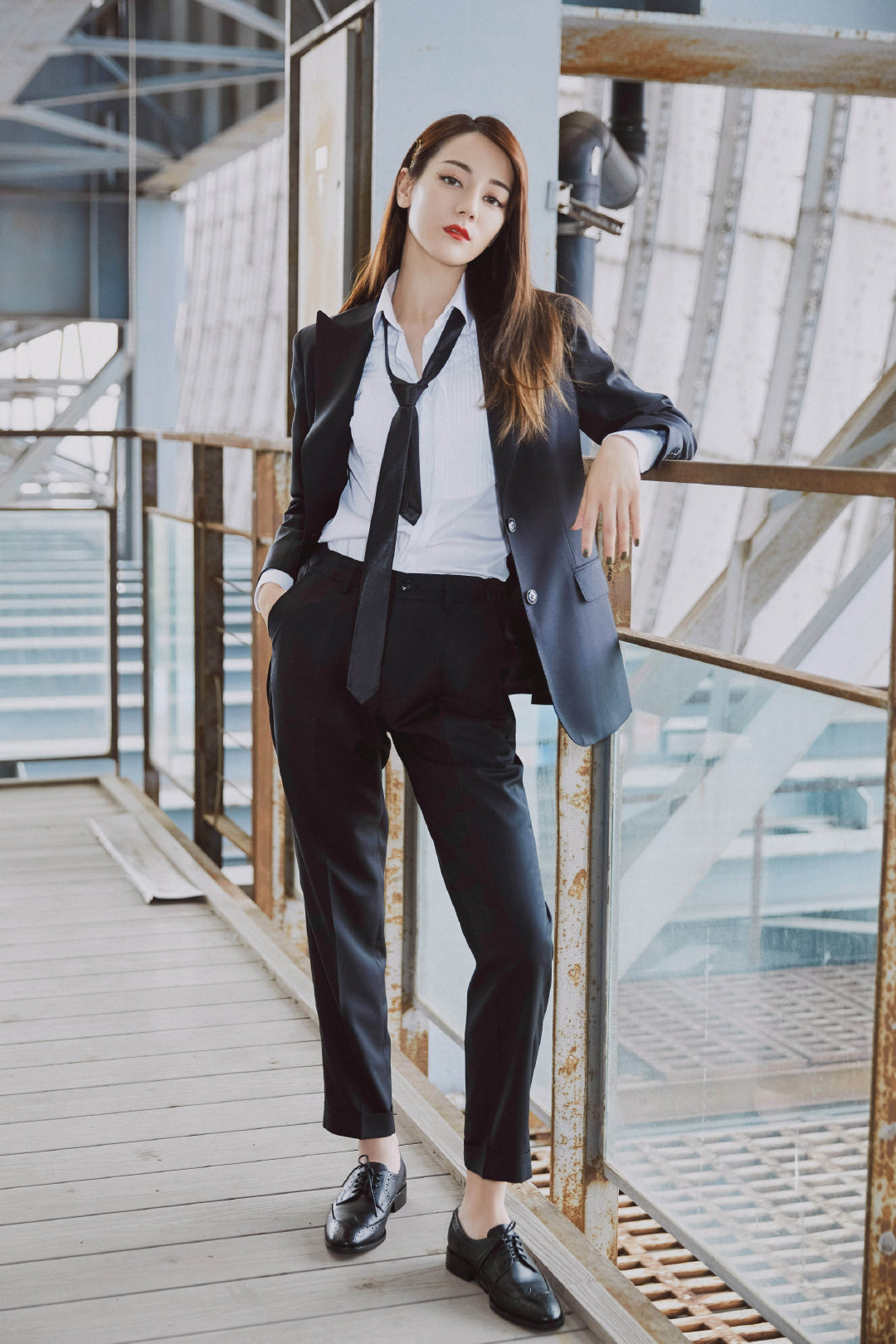 白衬衣搭开衫怎么穿出高级感,白衬衣领带也可以穿出高级感