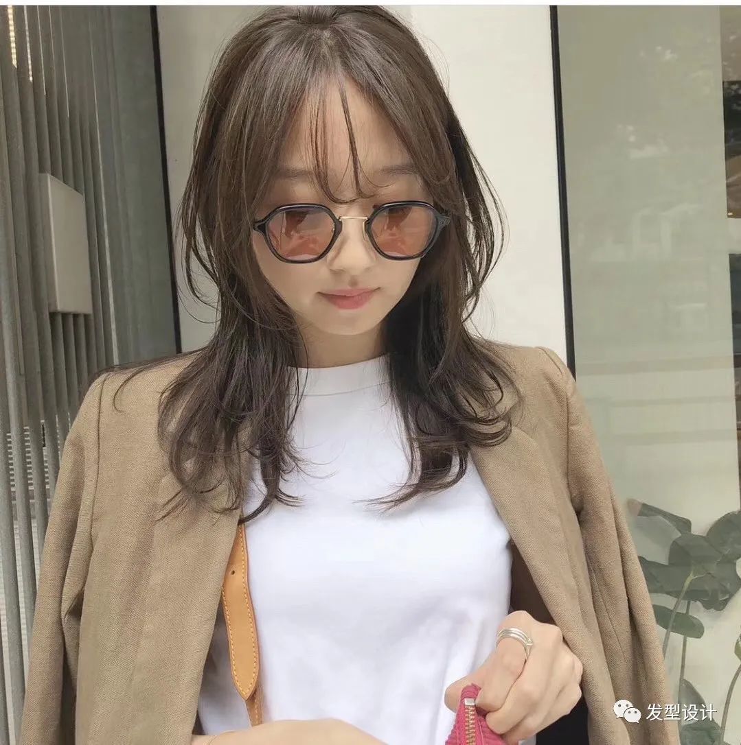 发型女2020流行发型中长发木马卷,直发型女2020流行发型中长发减龄