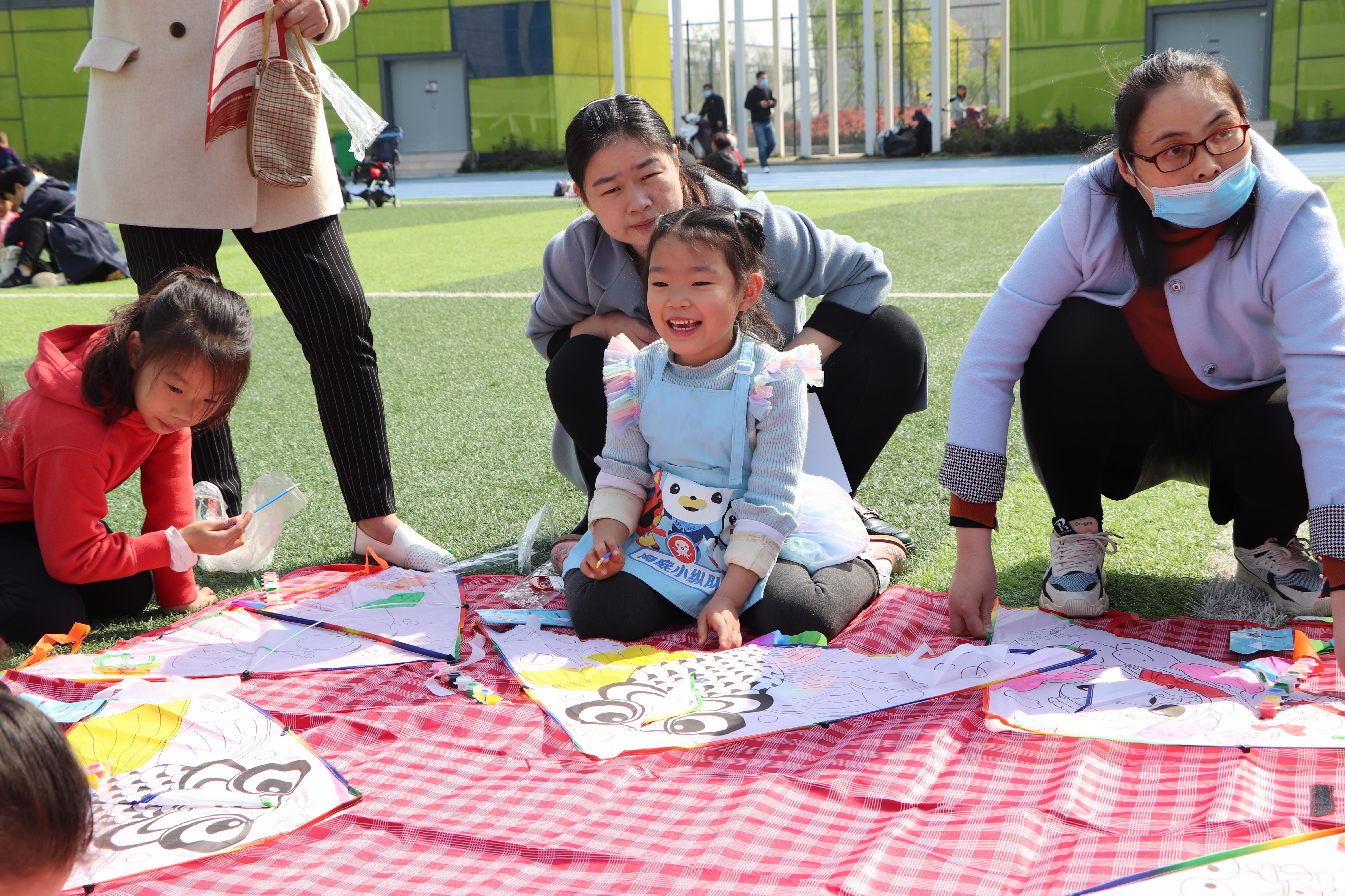 绘风筝亲子活动展架,春天户外亲子活动彩绘风筝