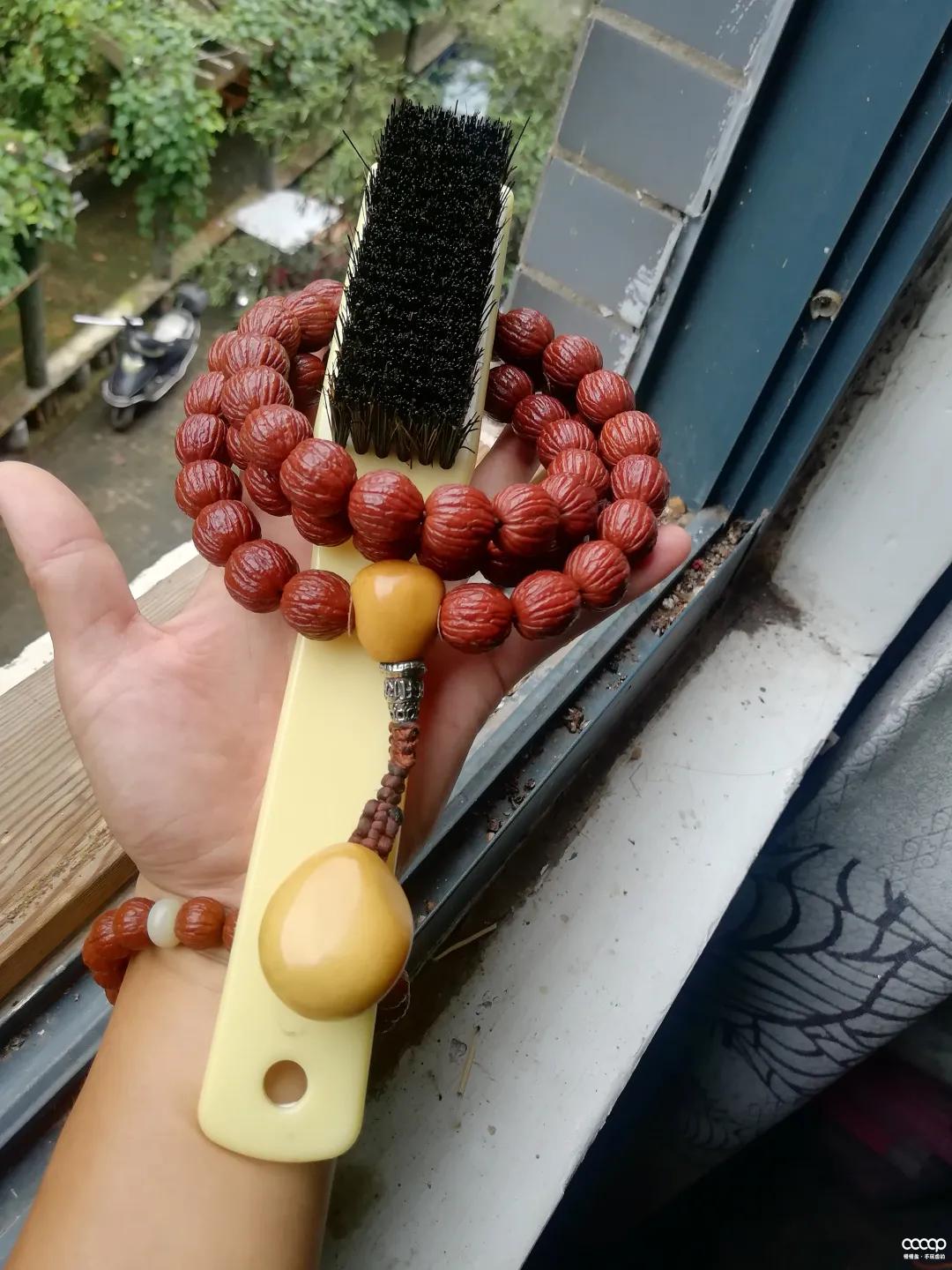 他试了一瓶“印度神油”，盘串6年，包浆妙啊