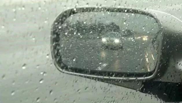 下雨天怎么能让后视镜不模糊,车子后视镜下雨天模糊