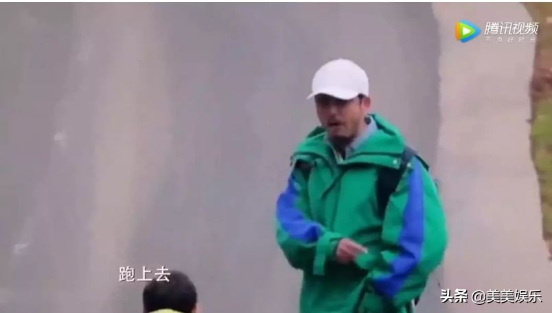 杨烁被曝酒店密会,杨烁深夜和女子一同回女方家