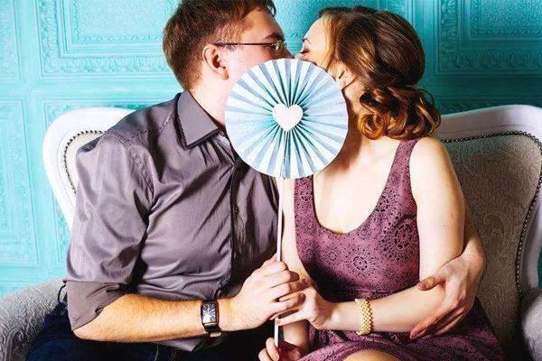 家长陪娃睡觉的图片,90后父母带孩子睡觉照片