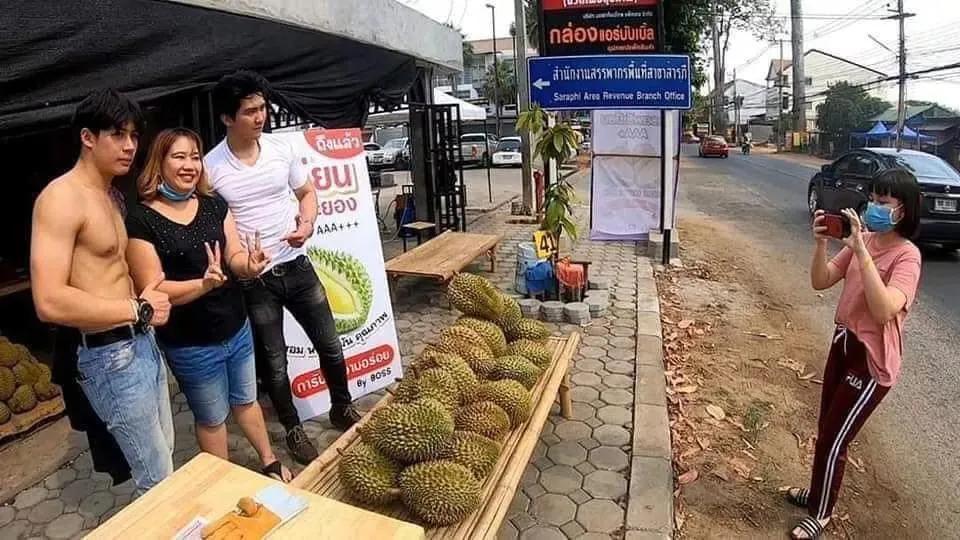 帅哥裸露卖榴莲、猩猩骑车消毒，疫情下的泰国又搞笑又心酸