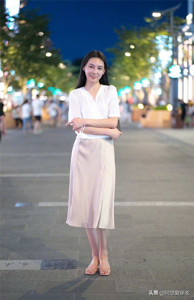 今年流行半身长短款裙,短半身裙搭配的上衣推荐