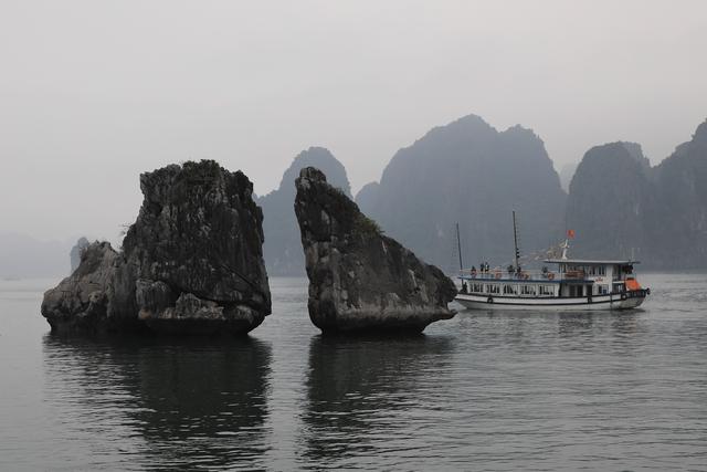 这里虽然风景如画人们生活的却很凄惨没日没夜的追着大船讨生活