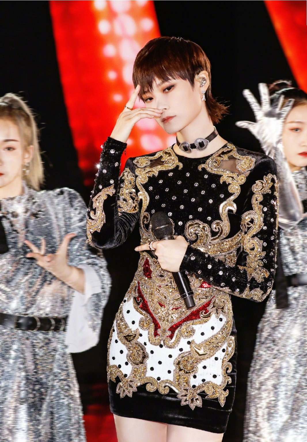 丝绒中长款高级感,今年就穿复古的衣服