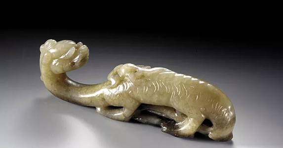 故事：6岁的她晚上偷溜进祠堂，好奇摸了传家玉石，没想出了怪事