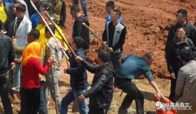 兄弟两为心爱之人大打出手,弟兄俩大打出手父母偏心