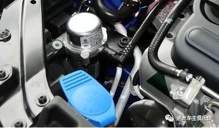 浓缩玻璃水掺自来水还是纯净水,汽车玻璃水用完了可以加水吗